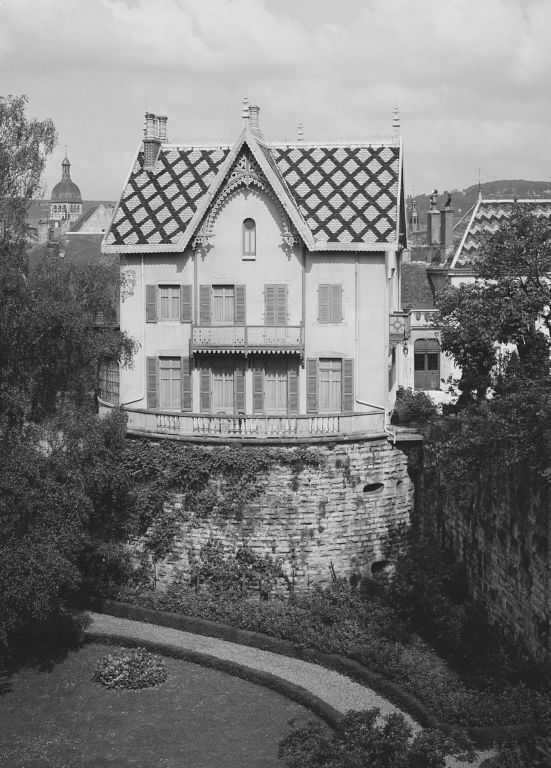 Maison Bouchard rue du château, logis construit sur l'une des tours arrasées de l'ancien château