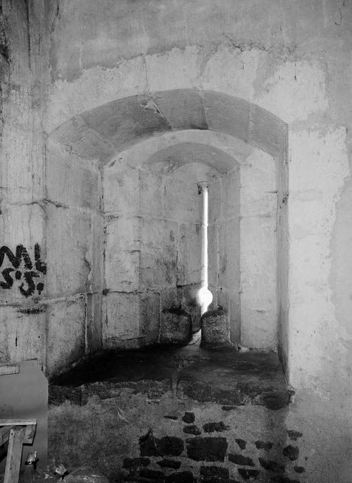 Tour Blondeau, casemate inférieure, détail : archère-canonnière (vue intérieure).