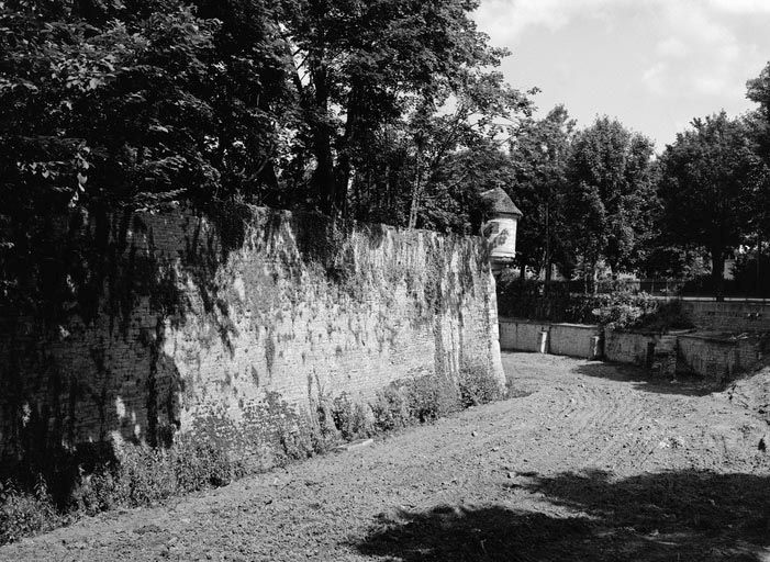 Bastion Notre-Dame, depuis le fossé : parapet et échauguette (1988).