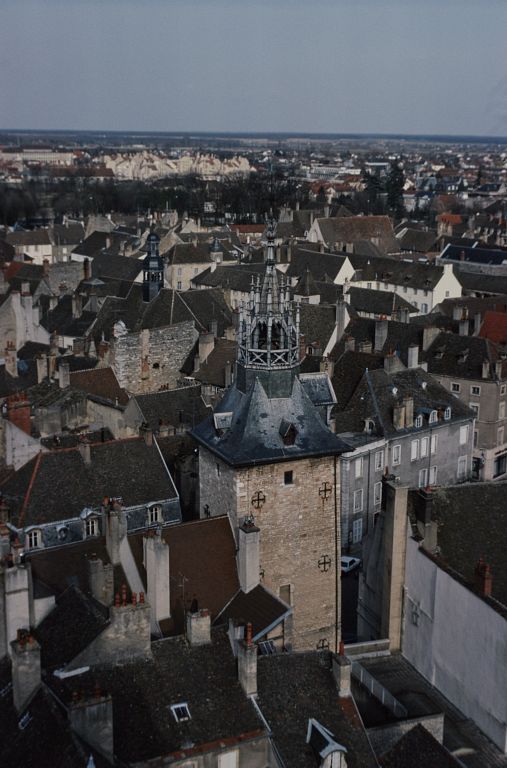 Vue d'ensemble dans son environnement, depuis le clocher de la collégiale Notre-Dame.