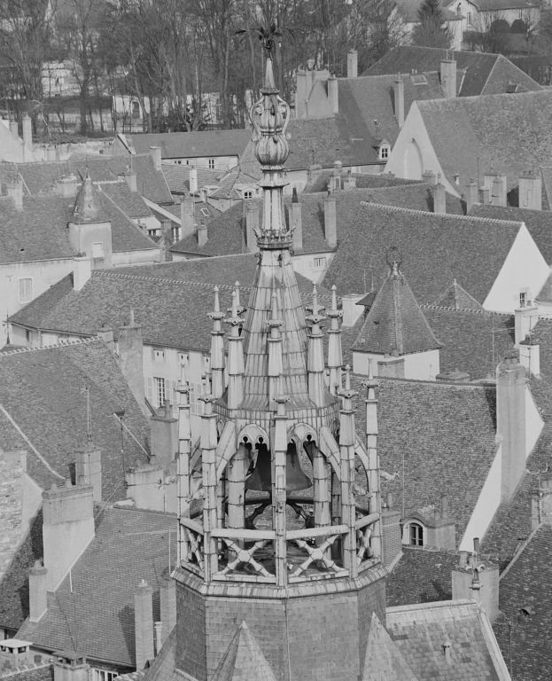 Le campanile, vue prise depuis la Collégiale Notre-Dame