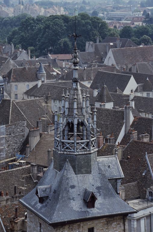 Le campanile, vue prise depuis la collégiale Notre-Dame.