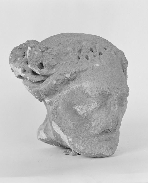 Fragment de statue : tête de Christ (INV. 44.2100), trois-quarts droit