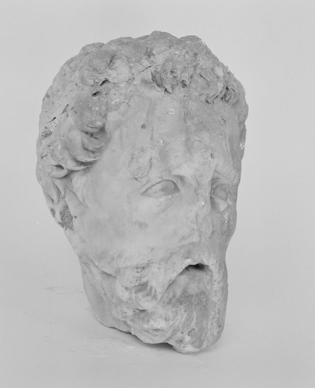 Fragment de statue gallo-romaine : tête d'homme (INV. 44.2047), trois-quarts droit