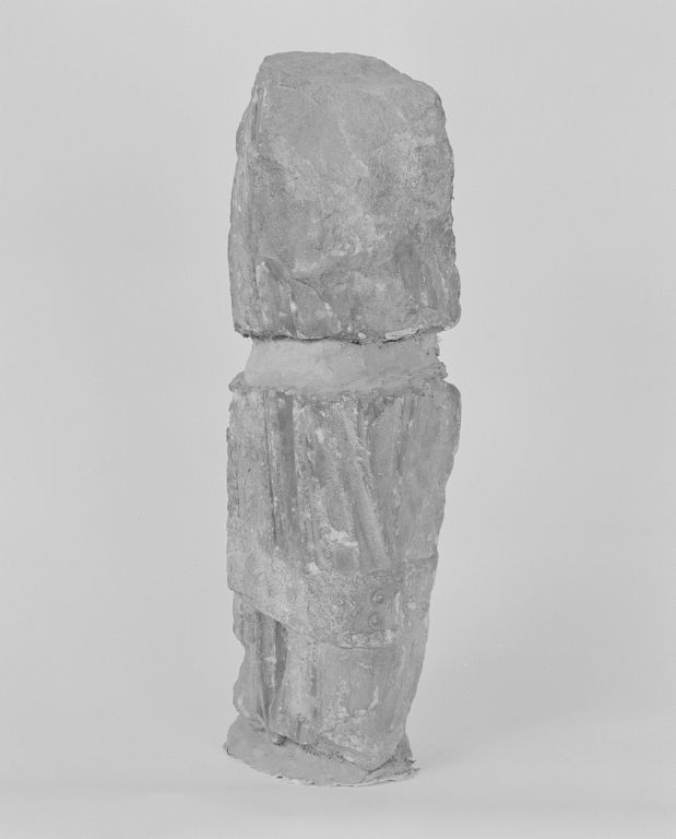 Statuette : saint diacre (INV. 44.2091), trois-quarts