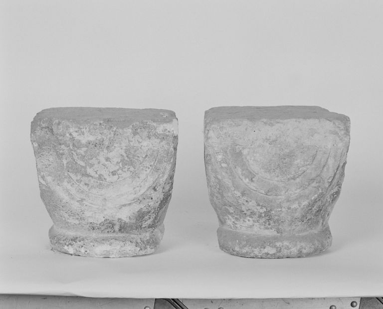 Chapiteaux (INV. 44.2104 et 44.2105)
