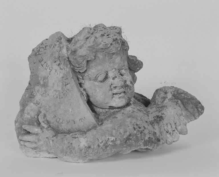 Statue : angelot et inscription (INV. 44.2170), face