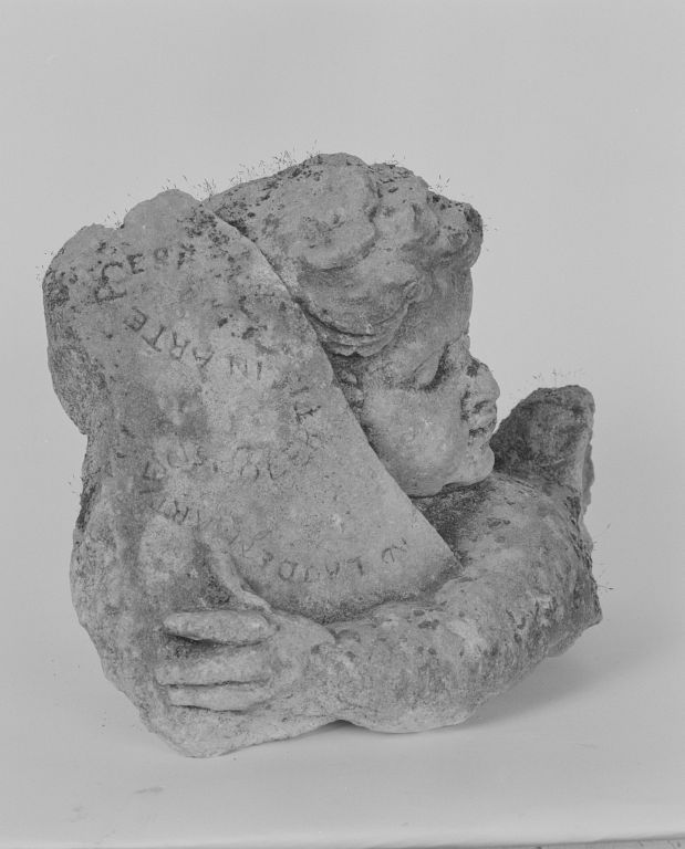 Statue : angelot et inscription (INV. 44.2170), profil