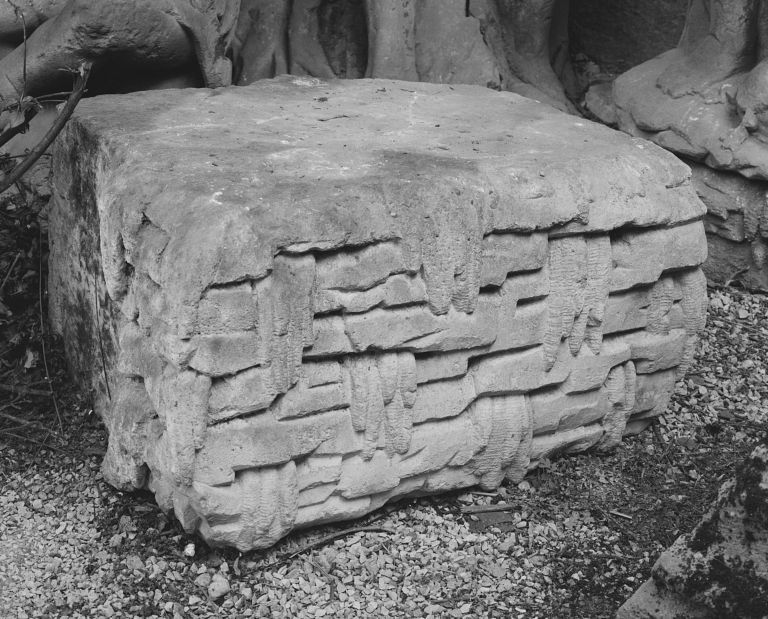 Elément sculpté : eau en cascade ? (INV. 44.2213)