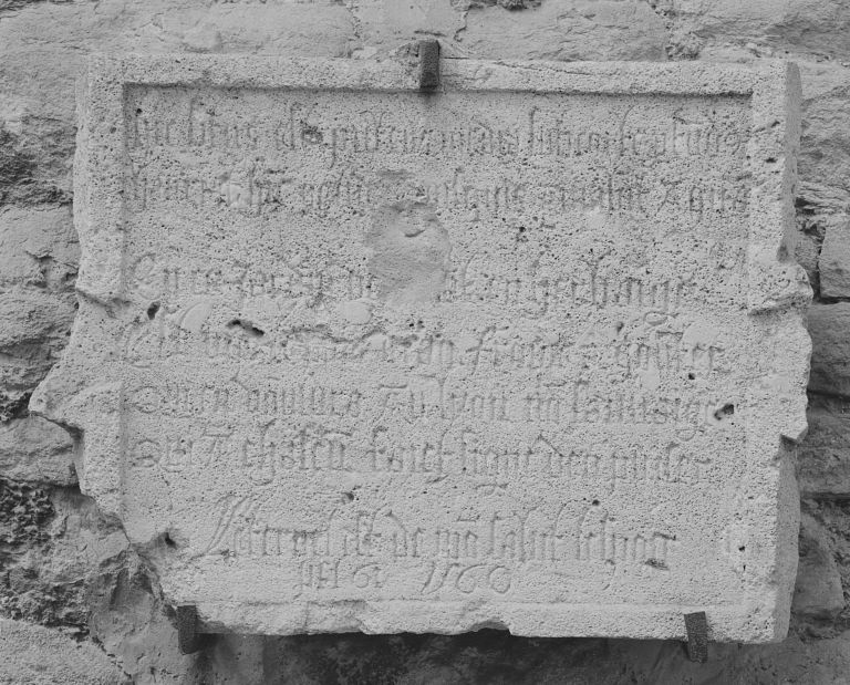 Plaque commémorative portant la date 1560 (INV. 44.2199)