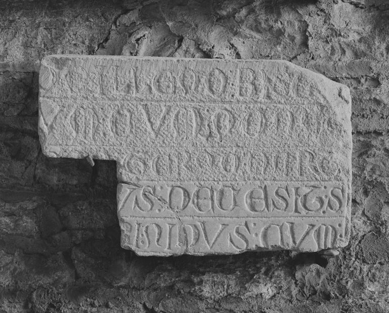 Fragment de dalle funéraire (INV. 44.2076)
