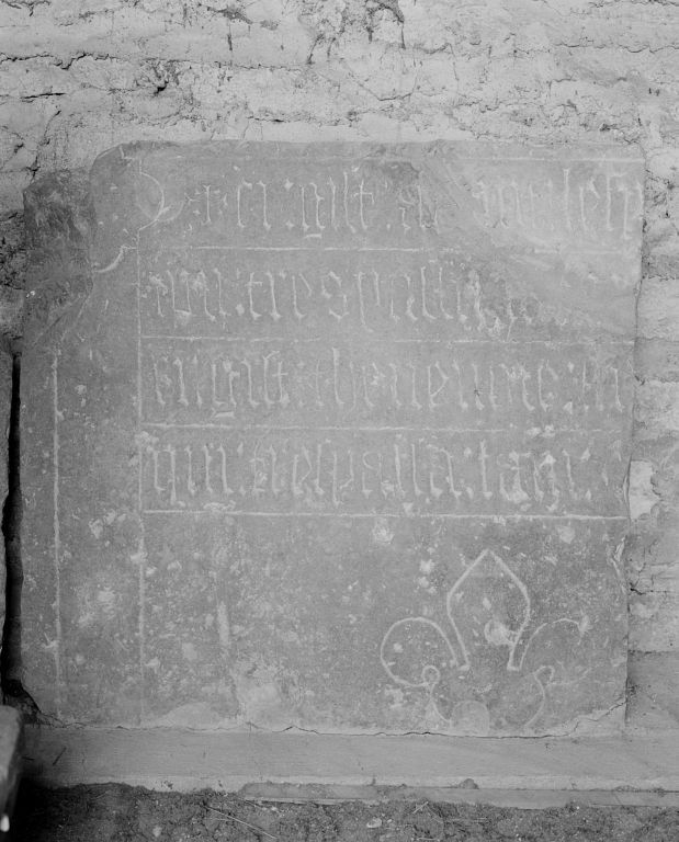 Fragment de dalle funéraire (INV. 44.2072)