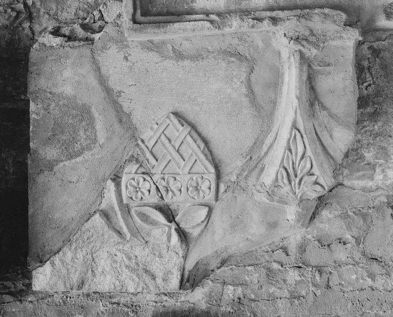 Fragment de bas-relief portant les armes des sires de Genlis (INV. 44.2141)