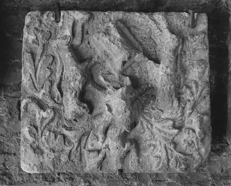 Fragment de bas-relief portant les armes des Salins (INV. 44.2194)