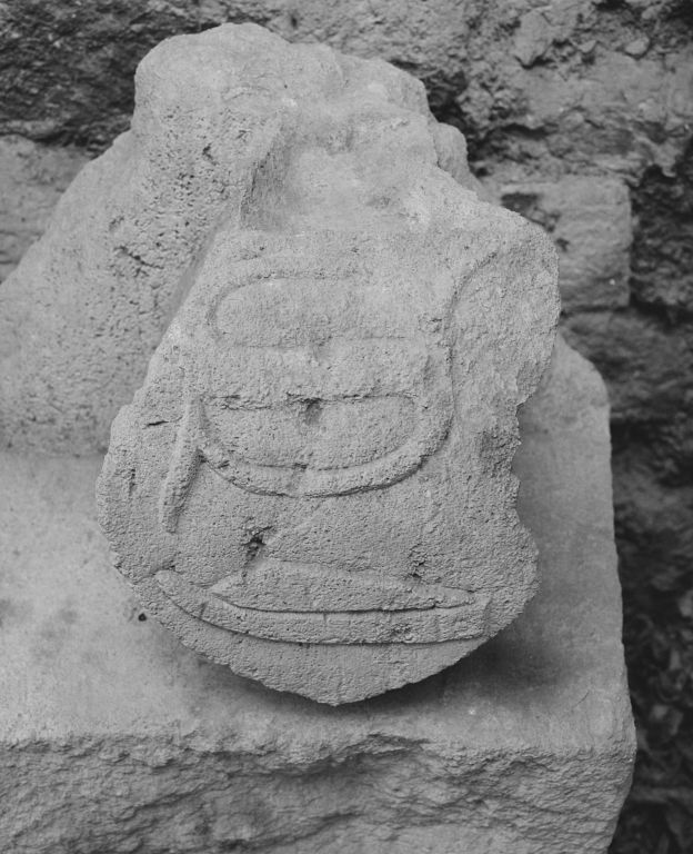 Elément d'architecture avec écu (INV. 44.2195), vue de face.