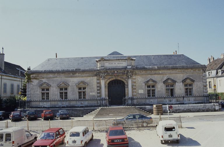 Vue d'ensemble de la façade antérieure.