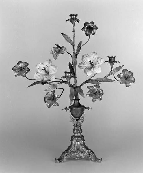 Chandelier à fleurs.