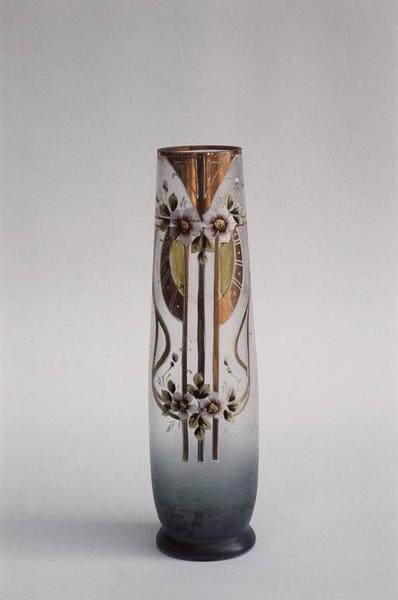 Vase en verre à décor doré et émaillé.