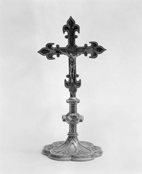 Croix d'autel, style néo-gothique