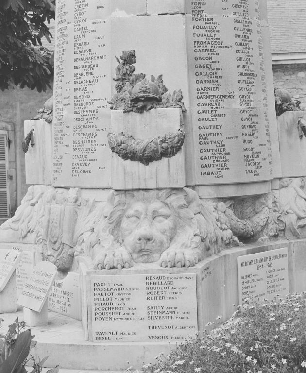 Partie inférieure du piédestal : un lion de face