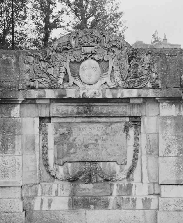 Vue de détail du décor de l'escalier, avec l'inscription commémorative de la restauration de 1891 (1988).