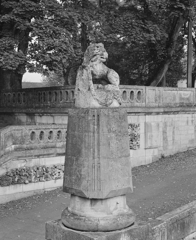 Vue de détail du décor de l'entrée, côté place Marey (2) (1988).