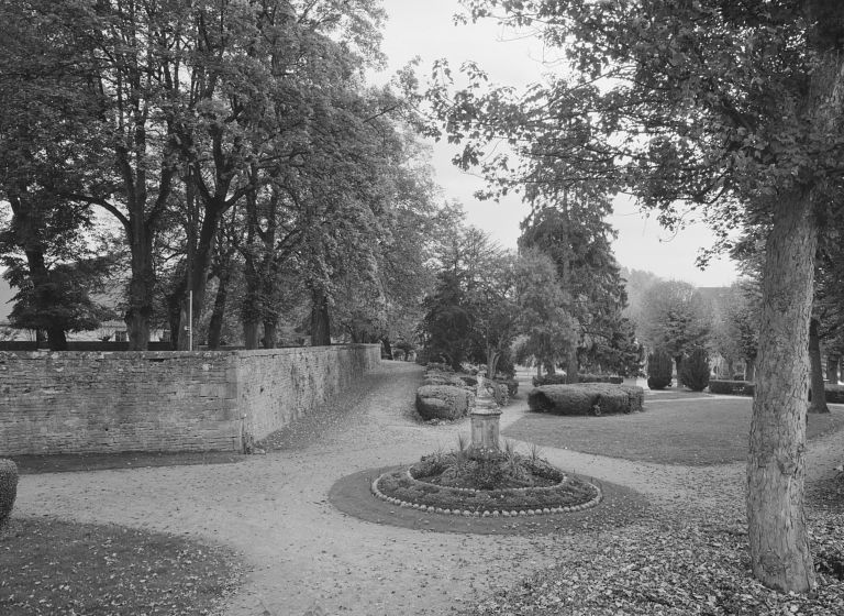 Vue d'ensemble du jardin public aménagé en 1891 au delà du bastion, dans les anciens fossés (1988).