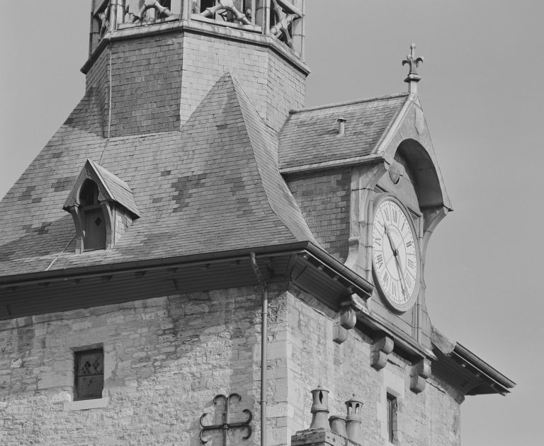 Détail de la lucarne abritant l'horloge