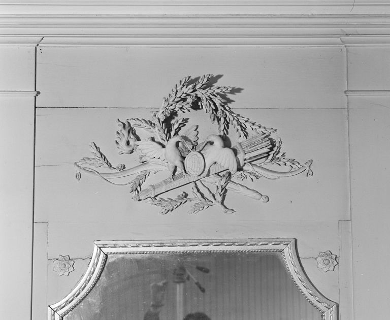 Maison 52 rue Thiers, étage, chambre à coucher (vue de détail : décor du trumeau de la cheminée)