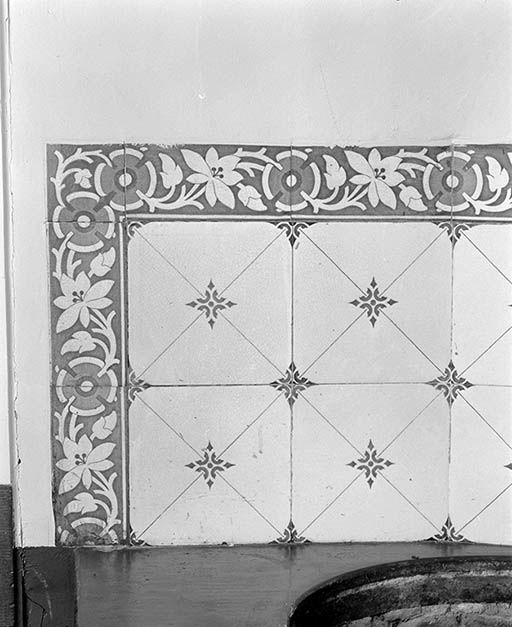 Détail des carreaux de faïence.