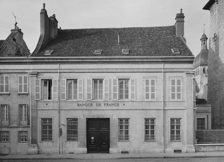 Maison 26 place Monge, ancien hôtel Boussard de la Chapelle saisi comme bien national à la révolution, agence de la Banque de France depuis 1903