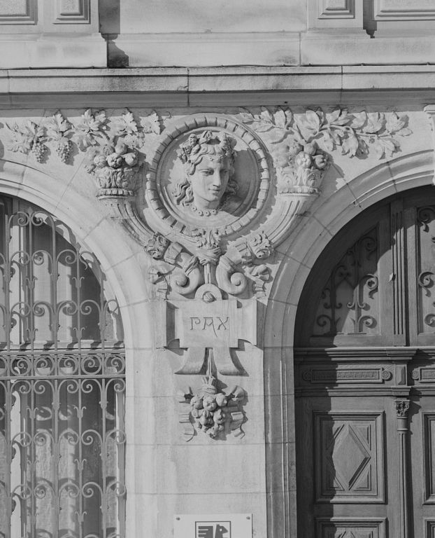 Détail du décor à gauche de la porte d'entrée