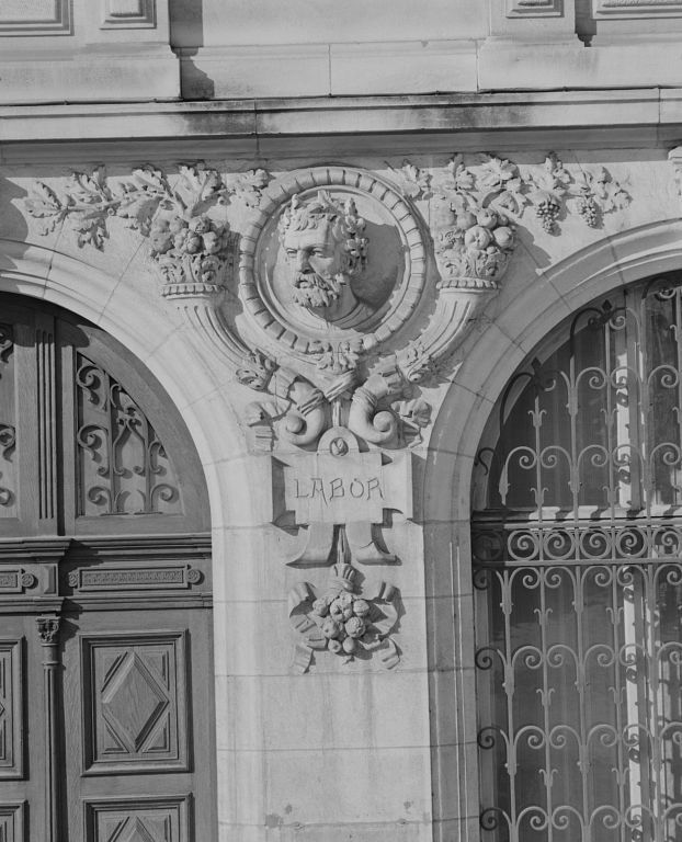 Détail du décor à droite de la porte d'entrée
