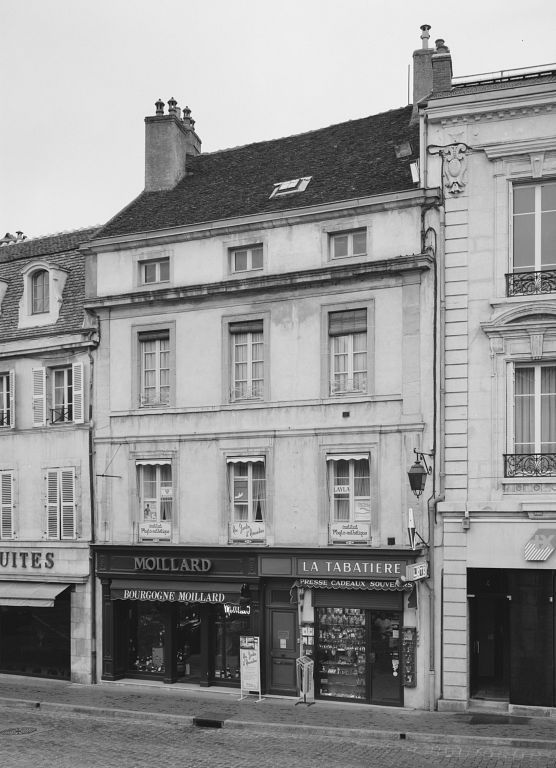 Maison 8 place de la halle, façade refaite en 1844 (1)