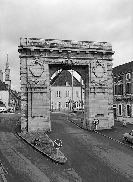 Elévation de la porte Saint-Nicolas, côté ville, léger trois-quarts gauche.