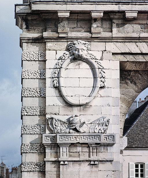 Elévation de la porte Saint-Nicolas, côté ville, détail du décor du piédroit gauche.