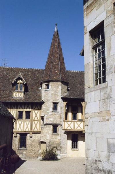 Bâtiment à tourelle, vu depuis l'entrée de la cour rue Paradis.