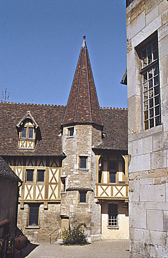 Bâtiment à tourelle, vu depuis l'entrée de la cour rue Paradis.