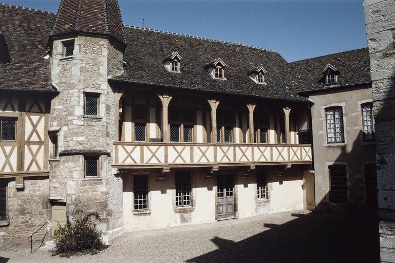 Bâtiment à tourelle.