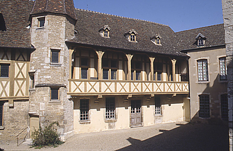 Bâtiment à tourelle.