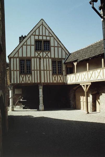 Bâtiment en pan de bois, cour, vers la rue d'Enfer.