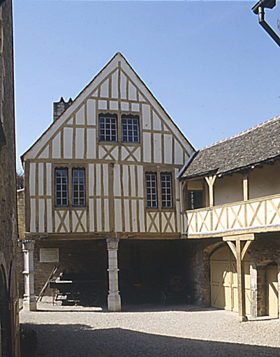 Bâtiment en pan de bois, cour, vers la rue d'Enfer.