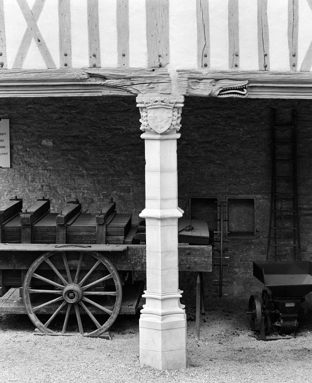 Bâtiment en pan de bois, cour, vers la rue d'Enfer, détail : pilier en pierre et sablière à engoulant