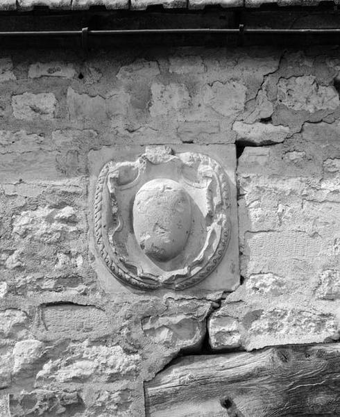 Médaillon sculpté remployé en façade des dépendances, au dessus de la porte charretière, à gauche