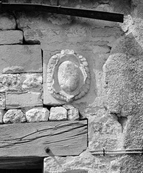 Médaillon sculpté remployé en façade des dépendances, au dessus de la porte charretière, à droite