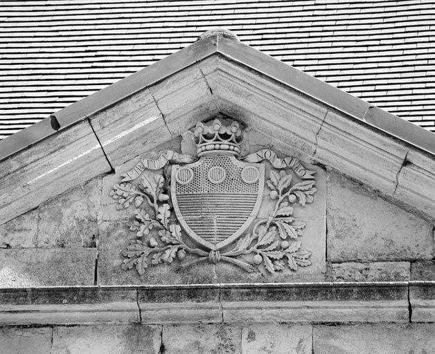 Orangerie, détail du fronton: armoiries de Richard de Vesvrotte