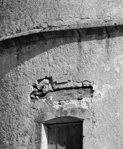 Colombier, porte haute, détail du couronnement