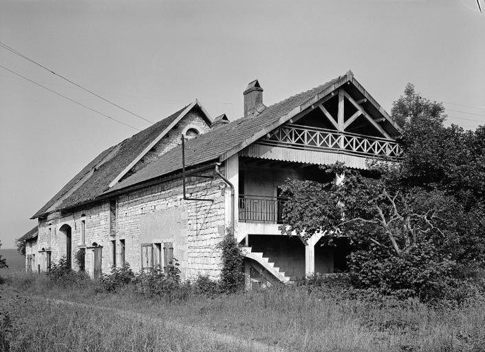 Ferme, vue d'ensemble prise de l'ouest.