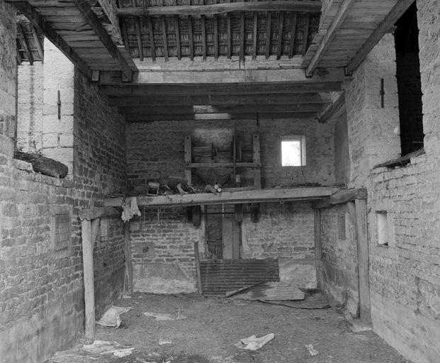 Grange, vue intérieure prise de la porte charretière.