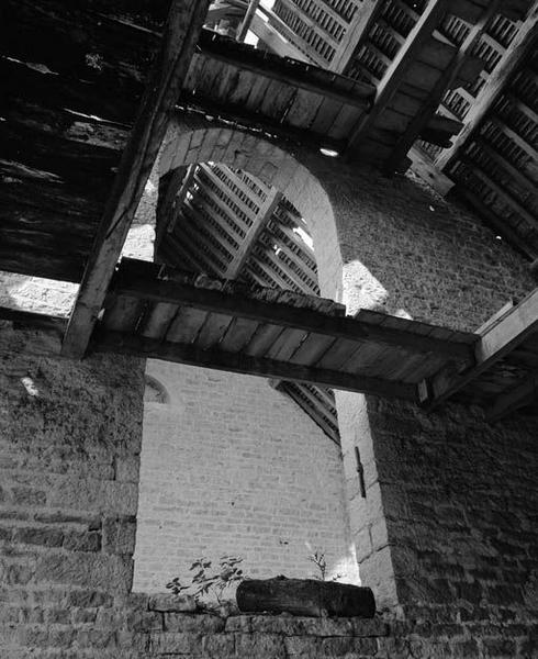 Grange, vue intérieure, détail de l'arcade gauche.